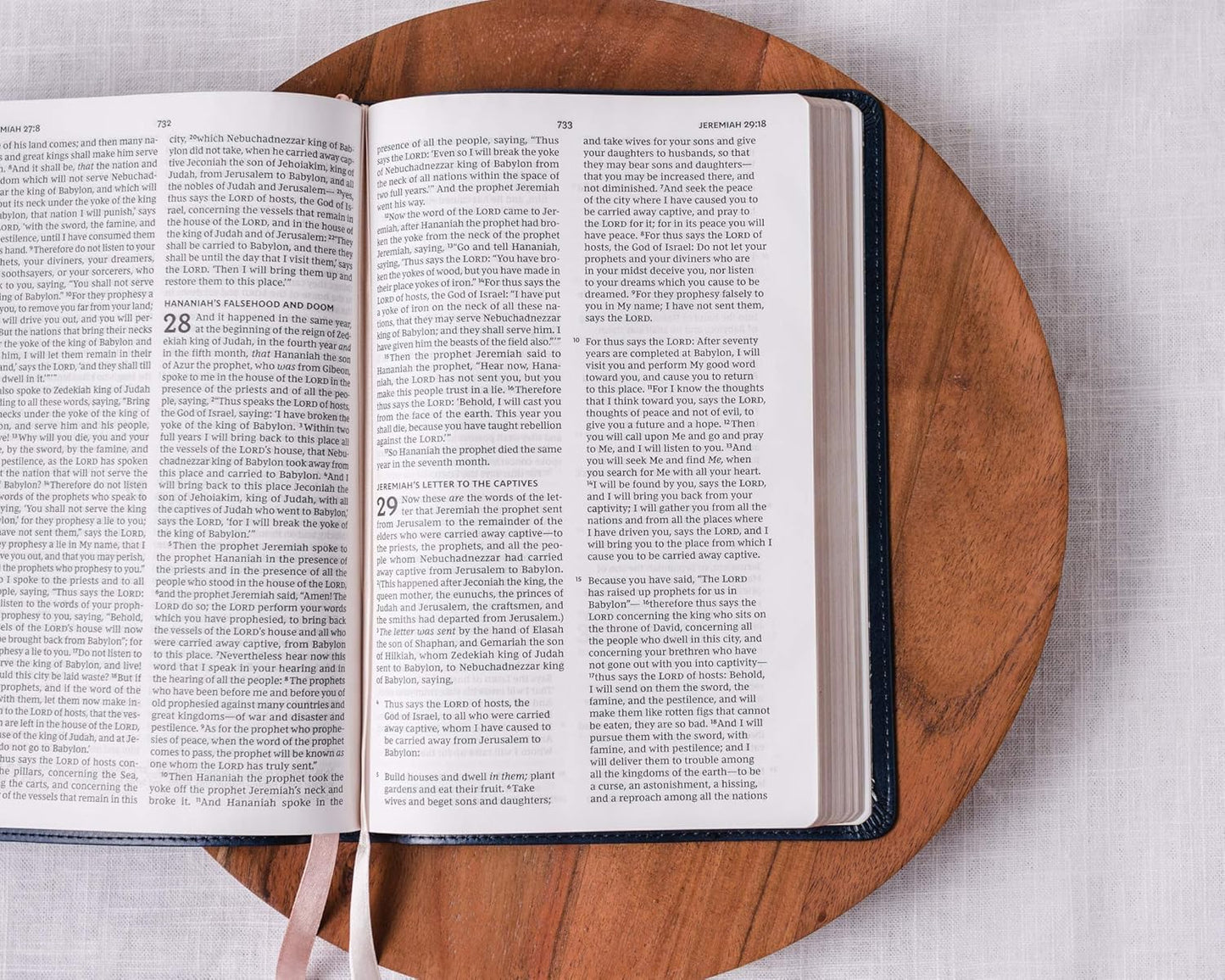NKJV, Thinline Bible, Large Print, Leathersoft, Black, Red Letter, Comfort Print