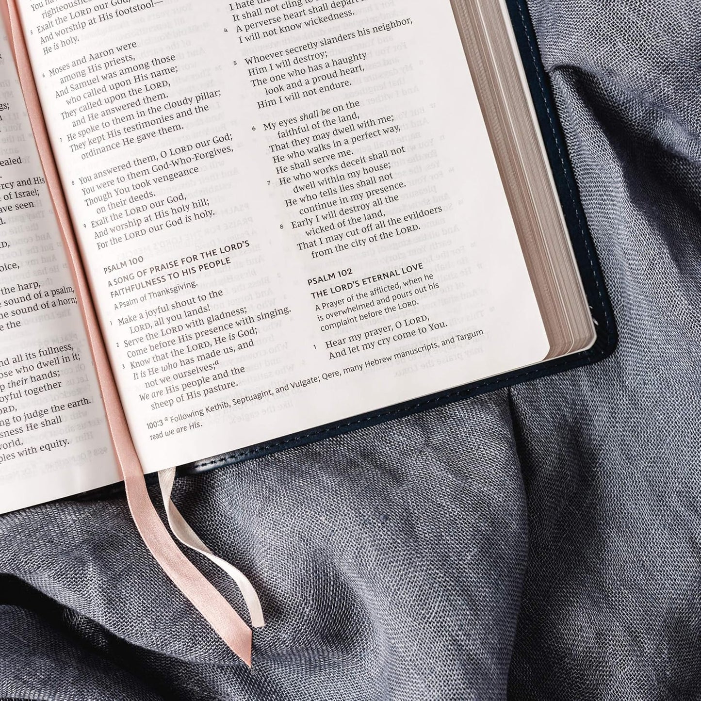 NKJV, Thinline Bible, Large Print, Leathersoft, Black, Red Letter, Comfort Print