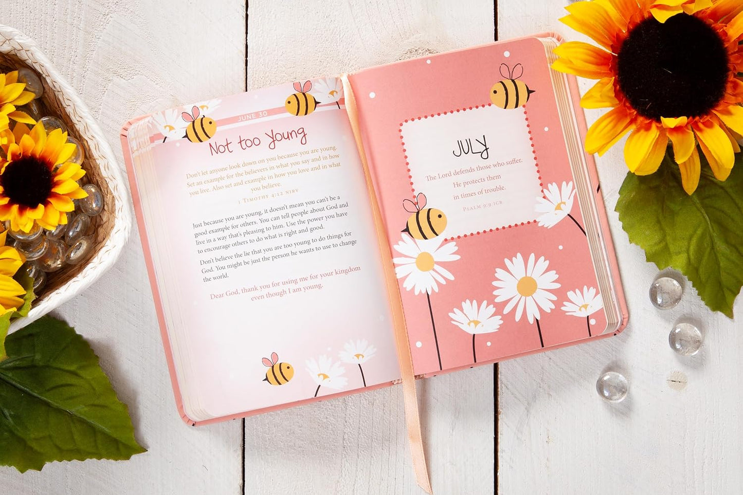 Daily Strength for Girls: 365 Daily Devotional